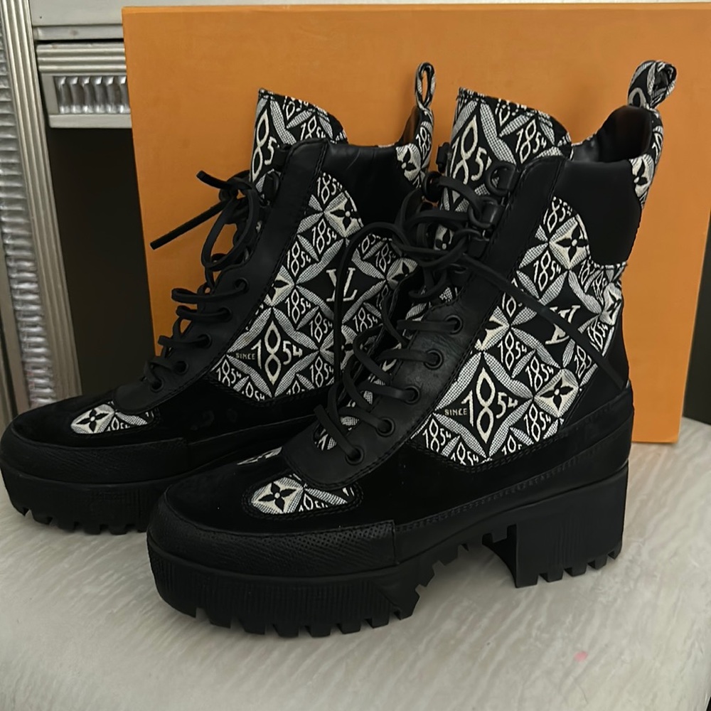 Louis Vuitton
Lauréate leather boots size 37.5